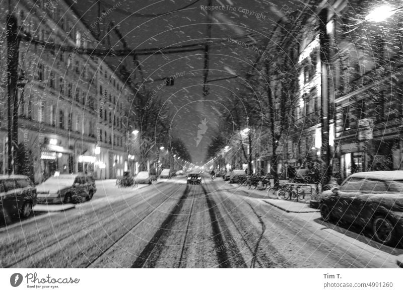 Winternacht mit Schneefall Prenzlauer Berg s/w bnw Nacht kastanienallee Berlin Hauptstadt Stadt Stadtzentrum Außenaufnahme Schwarzweißfoto Altstadt Menschenleer