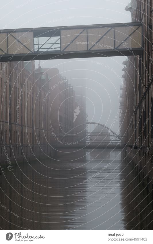 Fleet der Hamburger Speicherstadt im grauen Morgennebel Nebel morgens kalt kühl Alte Speicherstadt Brücke Sehenswürdigkeit Architektur Wasser Wahrzeichen