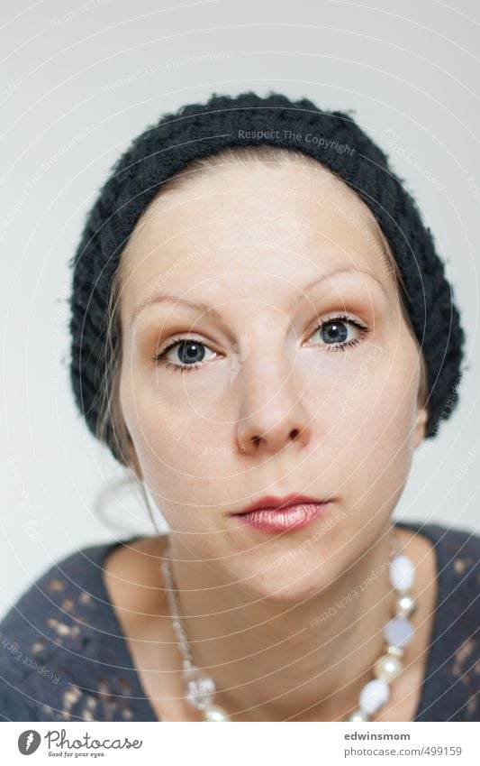 Augen_Blick. Lippenstift Wimperntusche feminin Frau Erwachsene Gesicht Nase Mund 1 Mensch 30-45 Jahre Accessoire Schmuck Halskette Mütze Traurigkeit authentisch