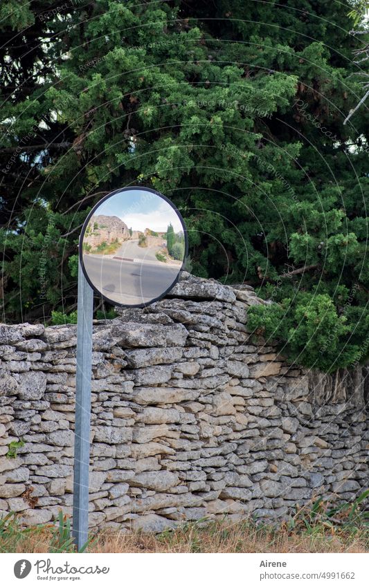 Erst im Rückblick weiß man, welche | Orte einem etwas bedeuten. Spiegel Rundspiegel Verkehrsspiegel Straßenverkehr Spiegelbild überblicken kreisrund gegenüber