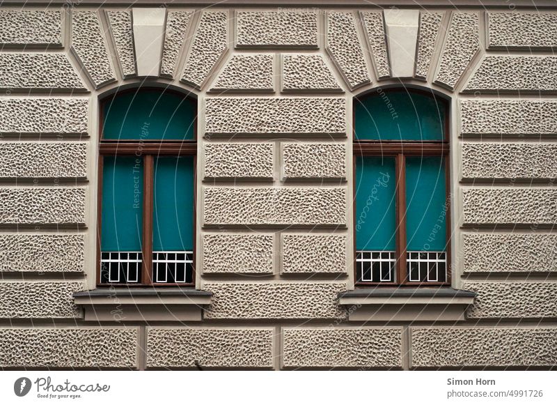 Steinfassade mit zwei Fenstern Fassade Wiederholung Farbakzent Paar paarweise Architektur Struktur alt Baudenkmal Gründerzeit Konstruktion Gebäude Großstadt