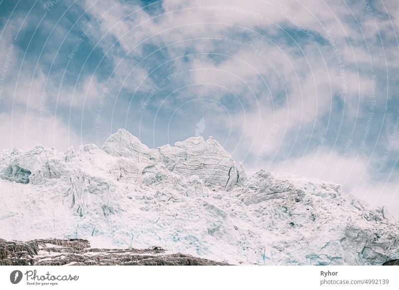 Jostedalsbreen National Park, Norwegen. Close Up View Of Melting Ice And Snow On Boyabreen Glacier In Summer Sunny Day. Berühmtes norwegisches Wahrzeichen und beliebtes Reiseziel. Nahaufnahme