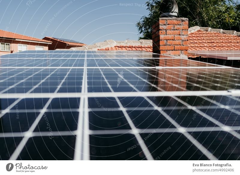 Sonnenkollektoren auf dem Dach bei Sonnenaufgang - Erneuerbare Energien und grünes Energiekonzept Haus Wassertropfen tagsüber Landschaft Pflanze Außenseite