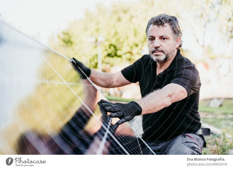 Reifer Techniker, der Sonnenkollektoren für den Eigenverbrauch von Energie überprüft. Erneuerbare Energien und grünes Energiekonzept Ökostrom Dach Photovoltaik