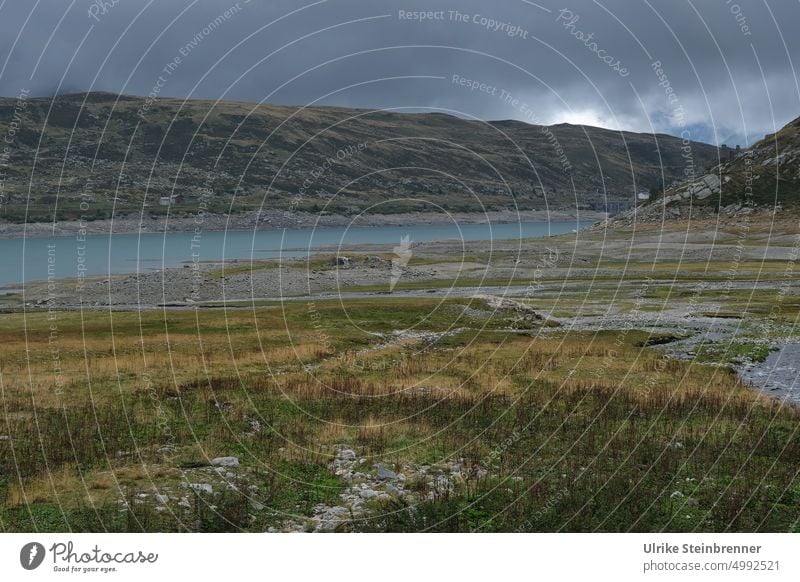 Lichtblick am Lago di Montespluga Slügenpass Bergsee See Passstraße alpin Unwetter düster Himmel Wasserscheide Alpen Gebirge Berge u. Gebirge Landschaft