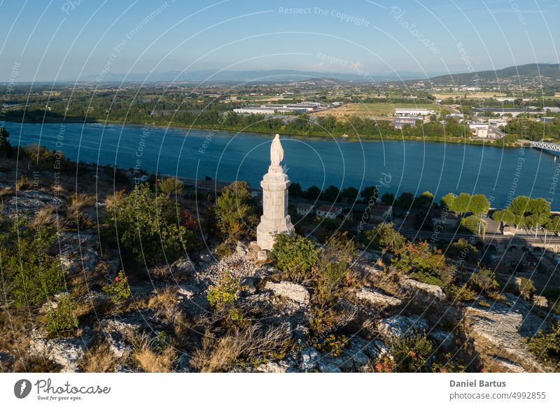 Le Pouzin und der Blick auf die Heilige Jungfrau Antenne Architektur blau Gebäude Großstadt Stadtbild Europa berühmt historisch Wahrzeichen Landschaft alt