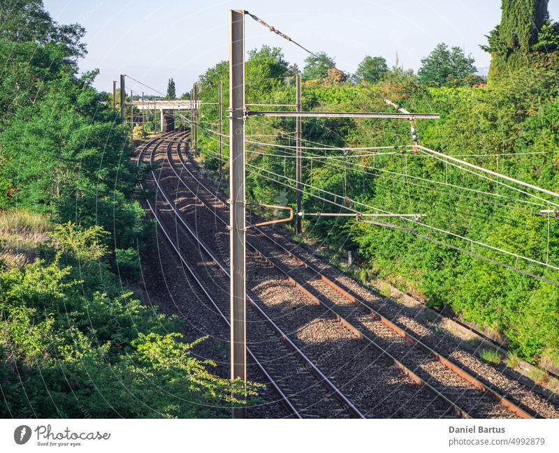 Bahnübergang für Hochgeschwindigkeitszüge Eisenbahn Transport Zug Linie Geschwindigkeit Station Bewegung Weg reisen Straße Überfahrt Stahl Perspektive Passagier