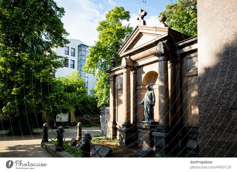 Friedhof im Gegenlicht mit Grab und Jesus Gefühle Abschied Engel sterben Tod Park Gedenken Leidenschaft Wahrheit Ehrlichkeit authentisch standhaft Statue Stein