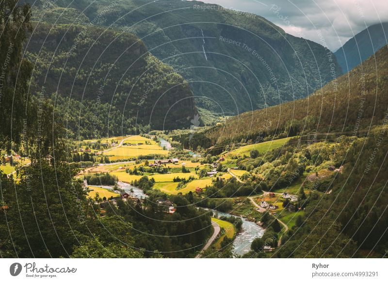 Fortun, Bezirk Sogn Og Fjordane, Norwegen. Schönes Tal in norwegischen ländlichen Landschaft. Jostedola Fluss im Sommer Tag Fortuna Lüster Norwegische Natur