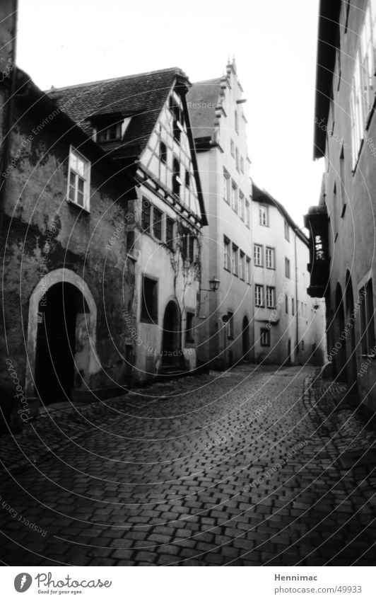 Gasse Haus leer Straße Altbau Architektur Stimmung grau dunkel Wege & Pfade schwarz weiß trist Farblosigkeit Menschenleer Einsamkeit ruhig Frieden Mittelalter