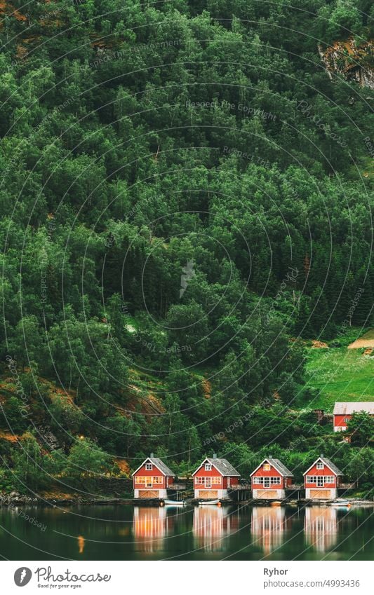 Flam, Norwegen. Berühmte rote hölzerne Docks im Sommerabend. Kleine Touristenstadt Flam auf der westlichen Seite Norwegens tief in den Fjorden. Berühmtes norwegisches Wahrzeichen und beliebtes Reiseziel