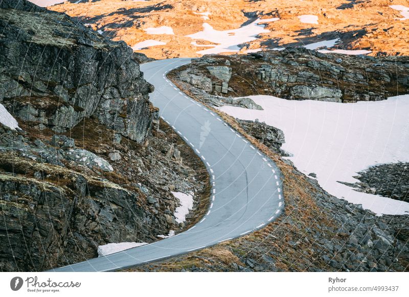 Aurlandsfjellet, Norwegen. Offene Straße Aurlandsfjellet. Scenic Route Straße im Sommer norwegischen Landschaft. Natürliches norwegisches Wahrzeichen und beliebtes Reiseziel