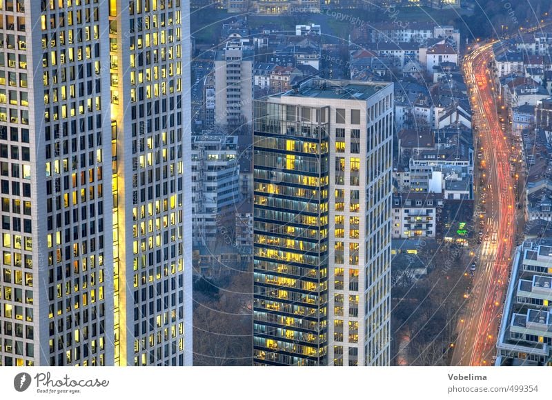 Frankfurt, abends Büro Handel Kapitalwirtschaft Geldinstitut Business Stadt Stadtzentrum Skyline Hochhaus Bankgebäude Bauwerk Gebäude Architektur Fassade