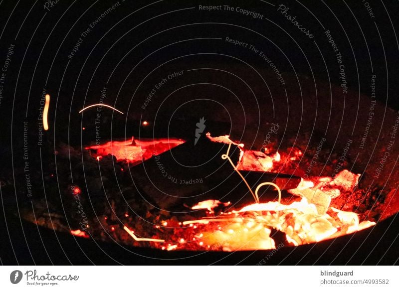 Feuerschale romantisch Sommer Garten Glut Brand Funken heiß Eifer Feuerstelle Holz glühen gefährlich Brennholz Flamme orange Wärme dunkel Licht Energie