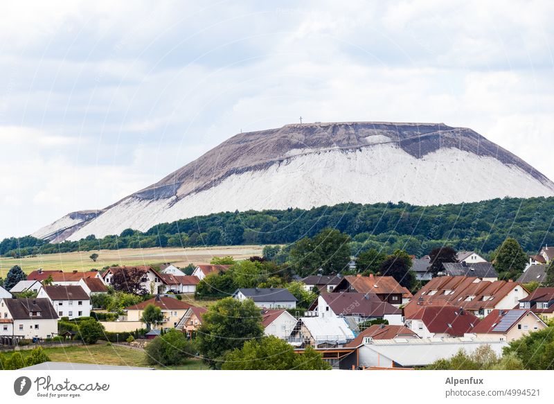 Bergbauaushubsberg Hügel künstlicher Berg Menschenleer Außenaufnahme Landschaft Farbfoto Umwelt Wolken Himmel menschengemacht aufgeschüttet Tagebau Erde tagebau