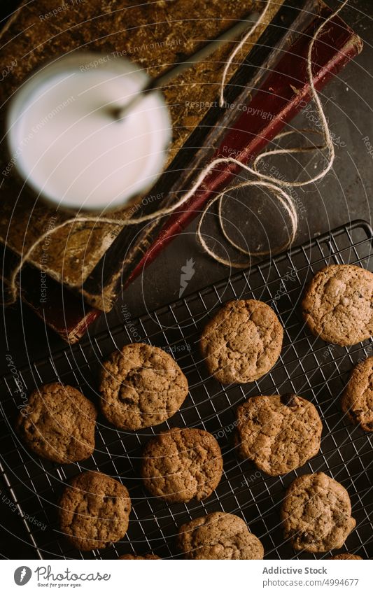 Hausgemachte Schokoladenplätzchen Cookies gebacken Chips Kühlregal knackig Lebensmittel selbstgemacht melken rustikal Glas Zucker süß geschmackvoll lecker