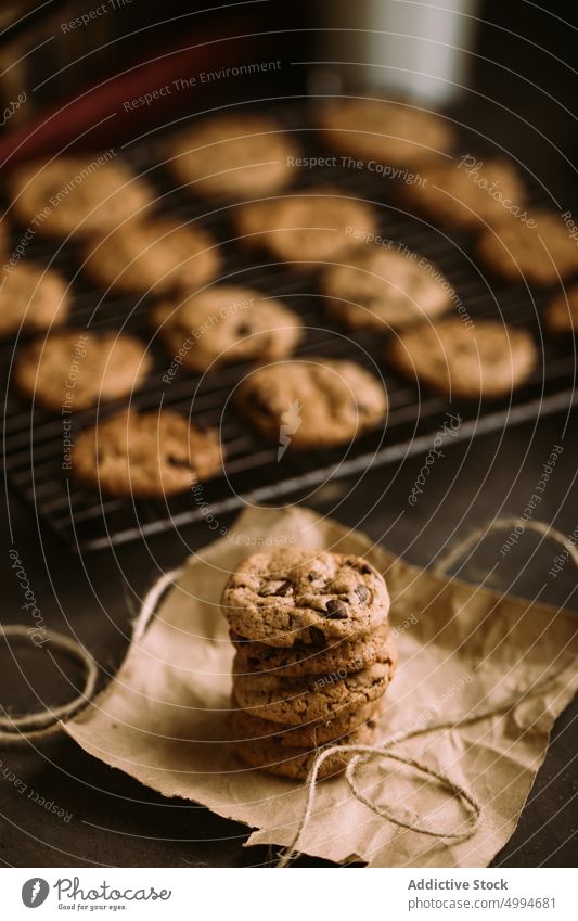 Hausgemachte Schokoladenplätzchen Cookies gebacken Chips Kühlregal knackig Lebensmittel selbstgemacht melken rustikal Glas Zucker süß geschmackvoll lecker