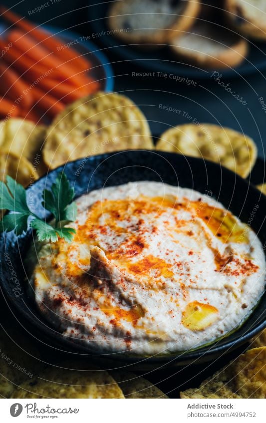 Hausgemachter Hummus, fertig zum Servieren Amuse-Gueule Schalen & Schüsseln Brot Möhre Kichererbsen cremig Dip Lebensmittel Gesundheit selbstgemacht Mittagessen