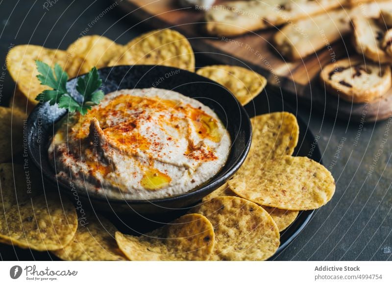 Hausgemachter Hummus, fertig zum Servieren Amuse-Gueule Schalen & Schüsseln Brot Kichererbsen cremig Dip Lebensmittel Gesundheit selbstgemacht Mittagessen Erdöl