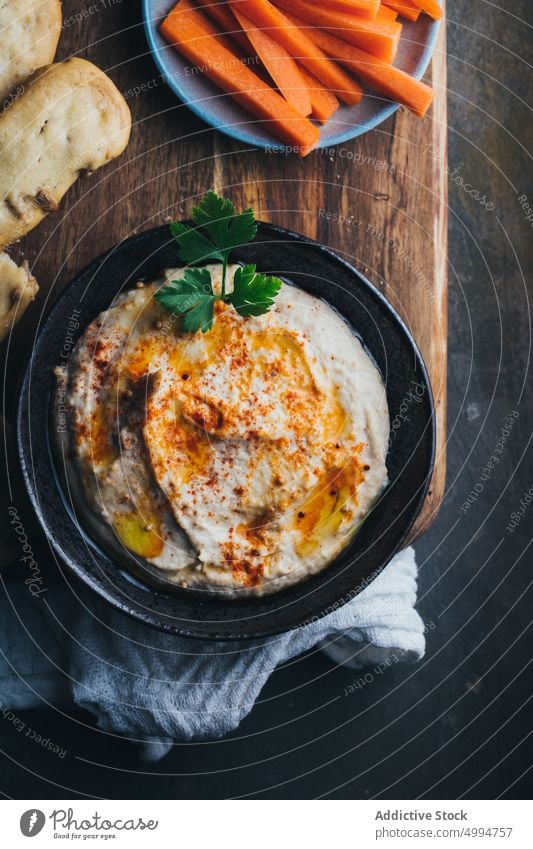 Hausgemachter Hummus, fertig zum Servieren Amuse-Gueule Schalen & Schüsseln Brot Möhre Kichererbsen cremig Dip Lebensmittel Gesundheit selbstgemacht Mittagessen