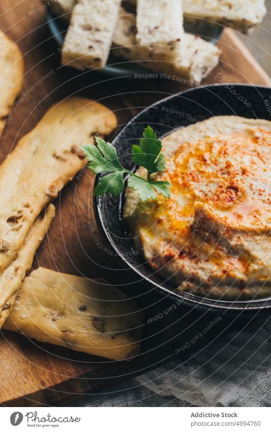 Hausgemachter Hummus, fertig zum Servieren Amuse-Gueule Schalen & Schüsseln Brot Kichererbsen cremig Dip Lebensmittel Gesundheit selbstgemacht Mittagessen Erdöl