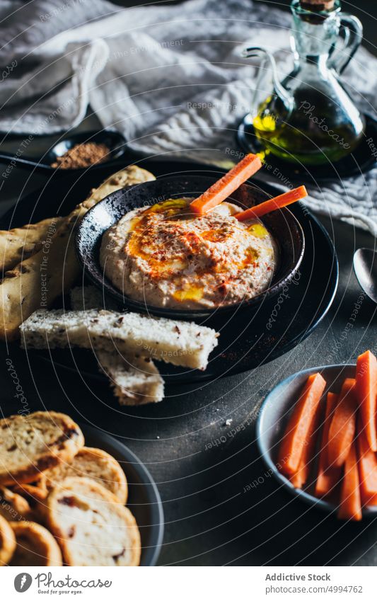 Hausgemachter Hummus, fertig zum Servieren Amuse-Gueule Schalen & Schüsseln Brot Möhre Kichererbsen cremig Dip Lebensmittel Gesundheit selbstgemacht Mittagessen