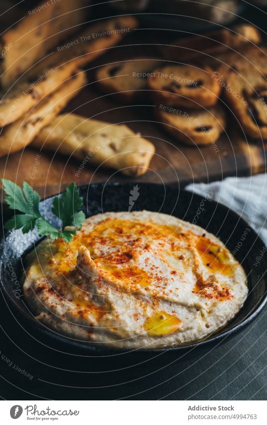 Hausgemachter Hummus, fertig zum Servieren Amuse-Gueule Schalen & Schüsseln Brot Kichererbsen cremig Dip Lebensmittel Gesundheit selbstgemacht Mittagessen Erdöl