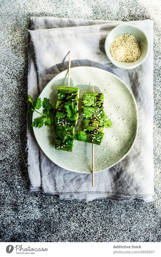 Gegrillte Okra-Scheiben mit Sesam Truthahn Hintergrund bamia bamya Barbecue grillen Schalen & Schüsseln Beton Koch Koriander Küche geschnitten Diät Lebensmittel