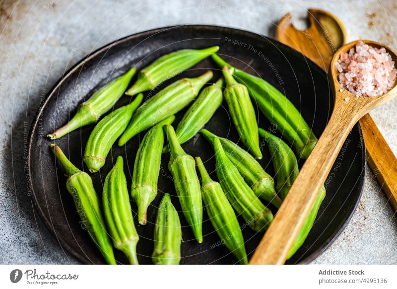 Rohe Okra und Himalayasalz in den Schalen okra Hintergrund bamia bamya Schalen & Schüsseln Koch Essen zubereiten Küche Lebensmittel grün Gesundheit