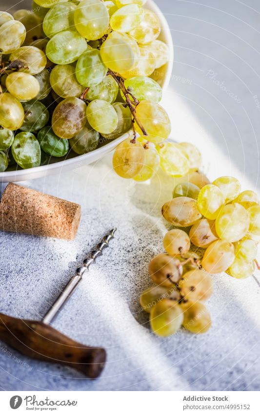 Glas georgischer Mtsvane-Wein Alkohol Hintergrund Getränk Flasche Cork Korkenzieher trinken trocknen frisch Frucht Georgien Traube Mahlzeit mtsvane organisch