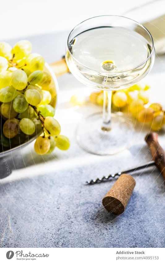 Glas georgischer Mtsvane-Wein Alkohol Getränk Flasche Cork Korkenzieher trinken trocknen frisch Frucht Georgien Traube Mahlzeit mtsvane organisch roh reif