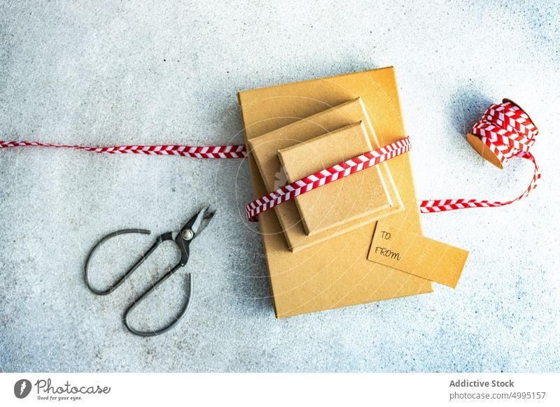 Weihnachtsgeschenkbox mit Hintergrund Kasten Weihnachten Beton Dekor Dekoration & Verzierung festlich Geschenk Feiertag präsentieren rot Bändchen rustikal