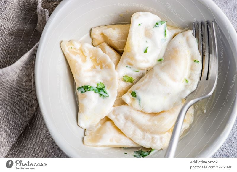 Traditionelles ukrainisches Gericht Vareniki gekocht Schalen & Schüsseln Textfreiraum Küche Besteck Abendessen Essgeschirr Speise Knödel Lebensmittel Gabel