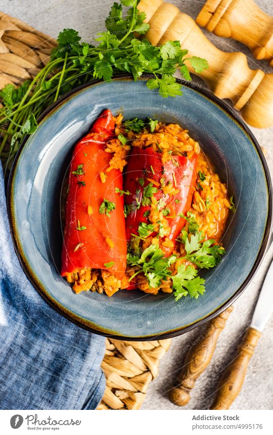 Gefüllte Paprikaschoten mit Reis gedünstet Bharva Hari Mirch Bharvan Mirch Indien blau gekocht Koriander Küche Diät Abendessen Speise Essen Lebensmittel Kraut