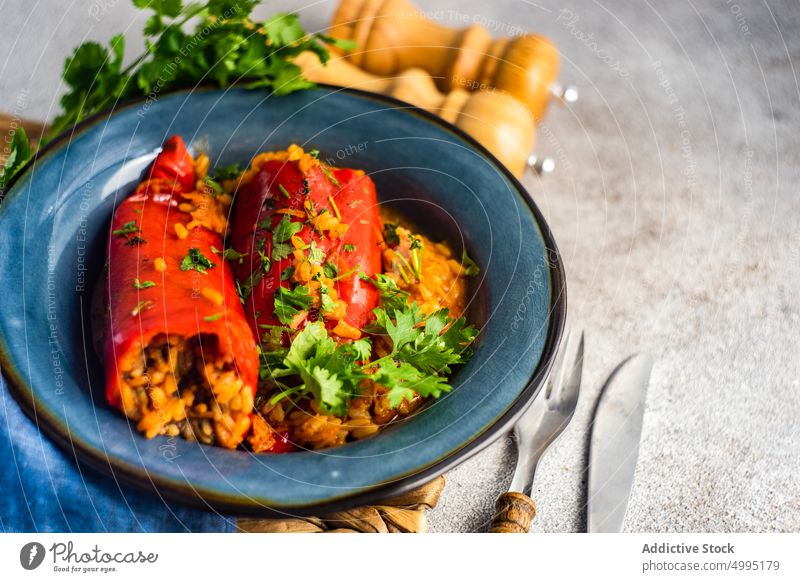 Gefüllte Paprikaschoten mit Reis gedünstet Bharva Hari Mirch Bharvan Mirch Indien blau gekocht Koriander Küche Diät Abendessen Speise Essen Lebensmittel Kraut