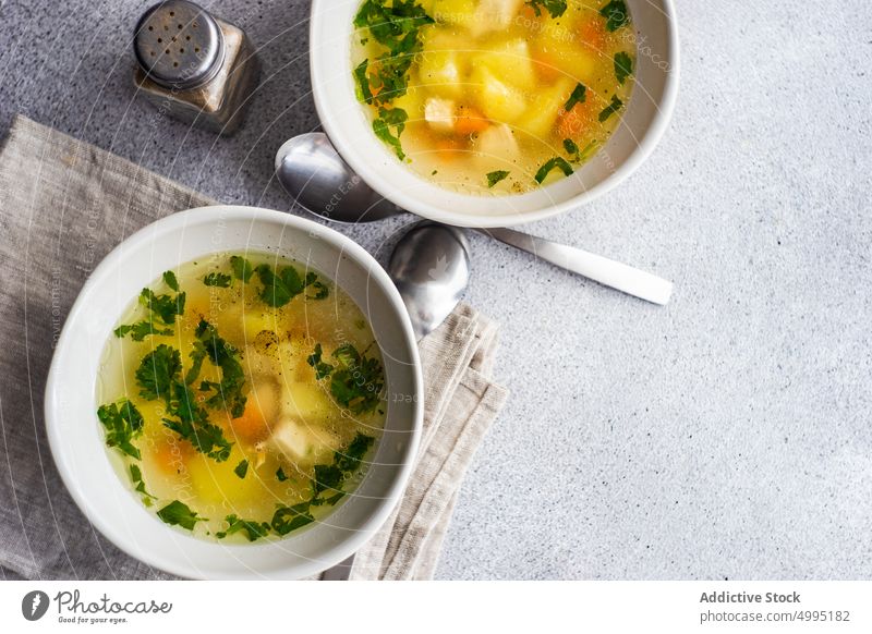 Hühnerbrühe in der Schale serviert Schalen & Schüsseln Brühe Möhre Hähnchen gekocht Koriander Abendessen Speise Lebensmittel Gesundheit Kraut Mahlzeit Fleisch