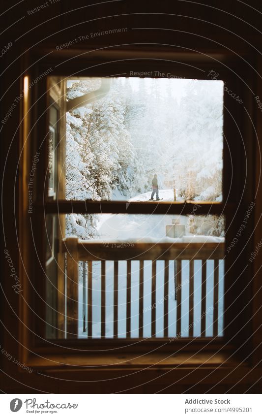 Reisende in verschneiter Landschaft hinter Fenster Tourist Spaziergang Schnee Kabine Sonnenlicht Winter Wochenende erkunden Ausflug Tal der Geister Monts Valin