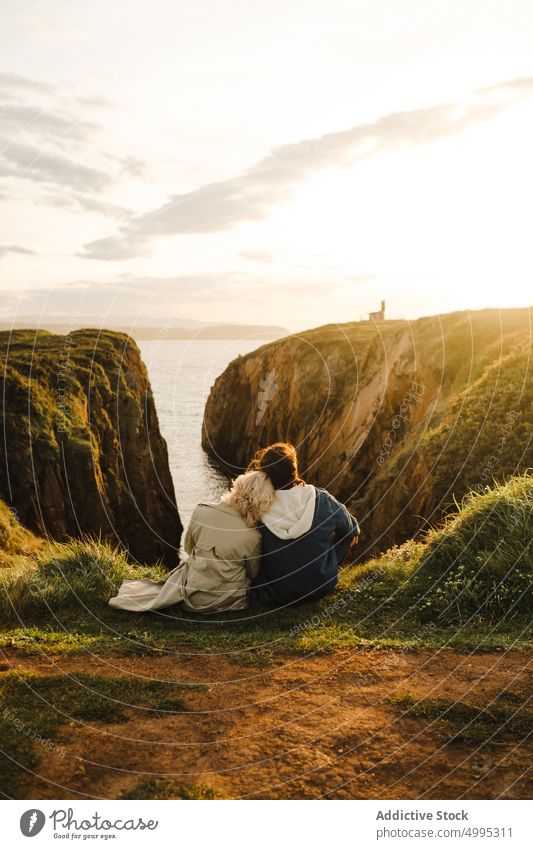 Paar bewundert Meer und Sonnenuntergang Himmel bewundern MEER Klippe Zusammensein Termin & Datum fettarm Wochenende Liebe Aviles Asturien Spanien Freund