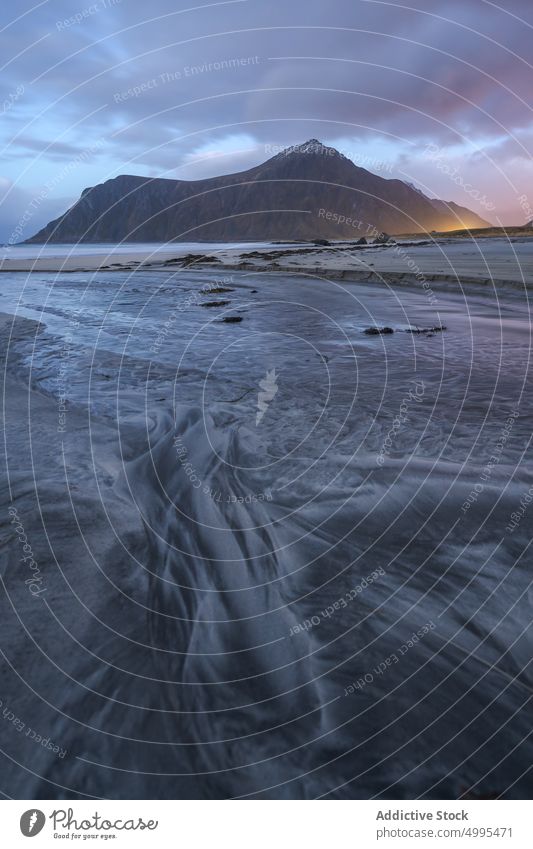 Strand bei bedecktem Sonnenuntergang strömen felsig Himmel Natur Landschaft Meer reisen MEER Abenddämmerung Stein Klippe farbenfroh Cloud Norwegen