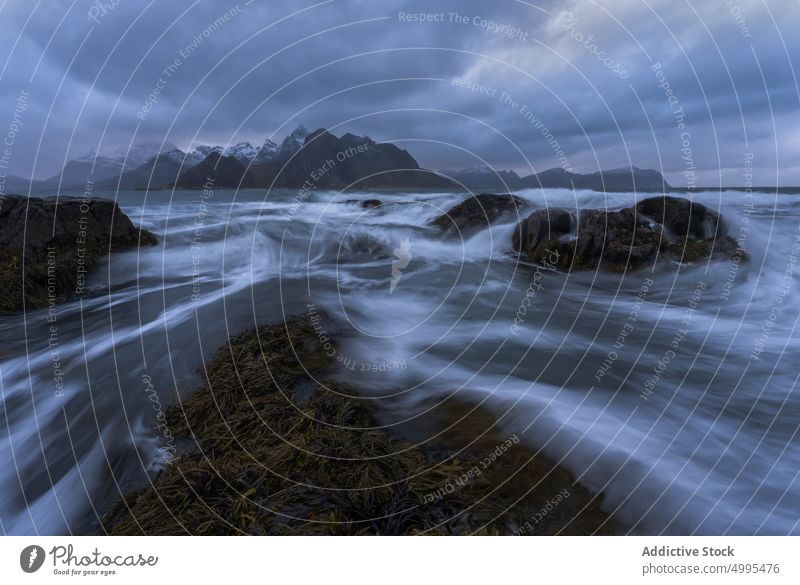 Strand und Felsen gegen bedeckten Himmel strömen felsig Natur Landschaft Meer reisen MEER Stein Klippe Cloud Norwegen Strand von Vareid Tourismus Reise rau