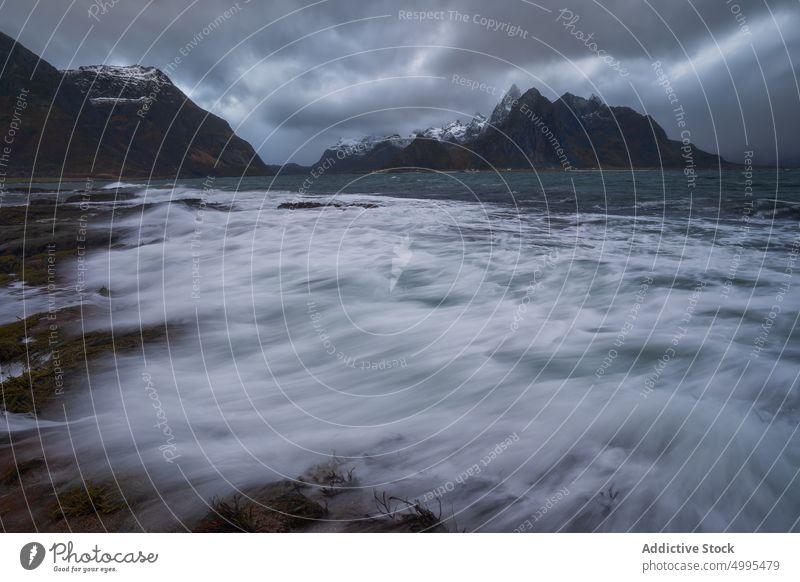 Strand und Felsen gegen bedeckten Himmel strömen felsig Natur Landschaft Meer reisen MEER Stein Klippe Cloud Norwegen Strand von Vareid Tourismus Reise rau