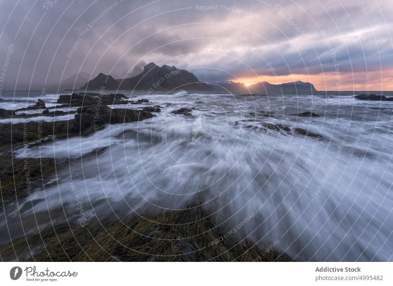 Strand und Felsen bei Sonnenuntergang strömen felsig Himmel Natur Landschaft Meer reisen MEER Abenddämmerung Stein Klippe farbenfroh Cloud Norwegen