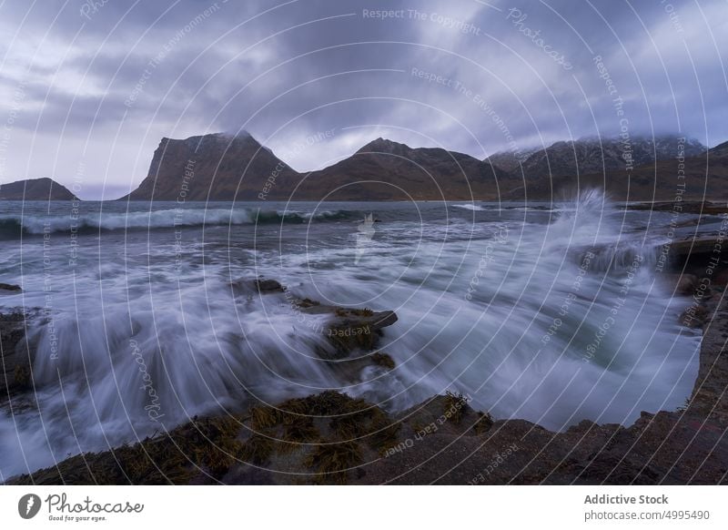 Strand und Felsen gegen bedeckten Himmel strömen felsig Natur Landschaft Meer reisen MEER Stein Klippe Cloud Norwegen Vik Strand Tourismus Reise rau Wasser