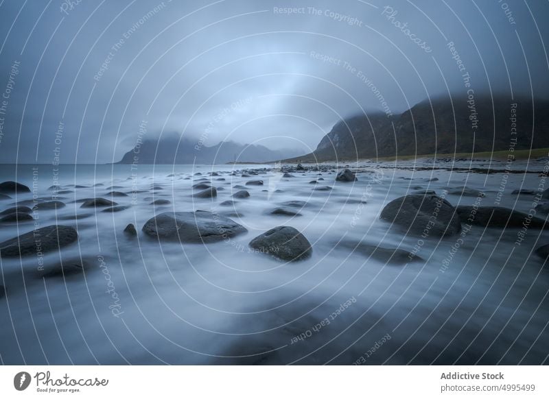 Strand und Felsen gegen bedeckten Himmel strömen felsig Natur Landschaft Meer reisen MEER Stein Klippe Cloud Norwegen Uttakleiv Strand Tourismus Reise rau