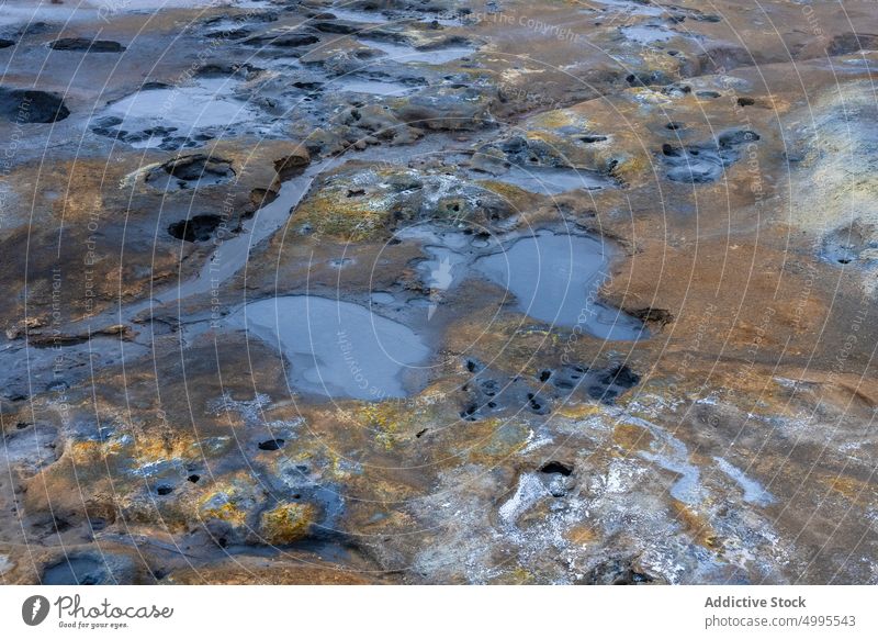 Dünner Wasserstrahl auf Schlamm strömen dreckig fließen Landschaft Winter rau Bach Boden reykjahlid Island hverir Geothermie Gegend Gelände Natur Verdunstung