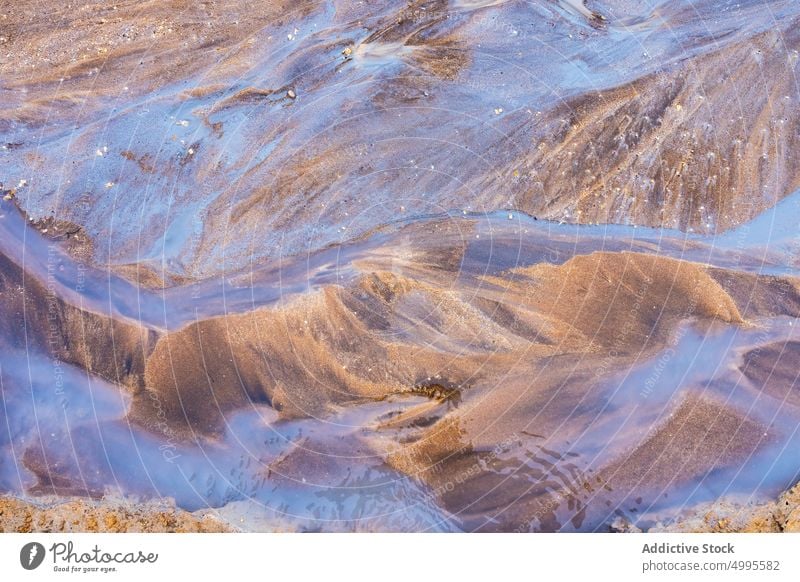 Sauberes Wasser am vulkanischen Hang strömen Berghang Sauberkeit rau Fluss Geothermie Gegend Hintergrund reykjahlid Island hverir Natur Gelände Stein