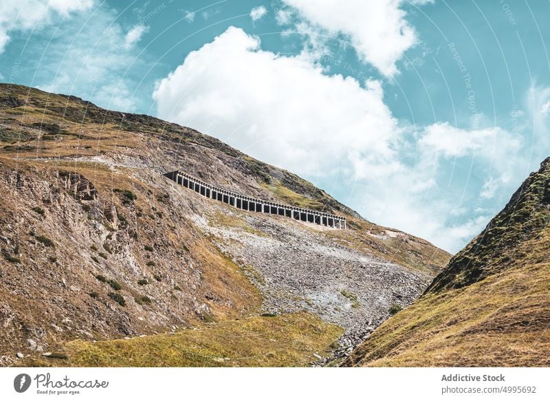 Malerisches Gebirgstal gegen bewölkten blauen Himmel in Katalonien Berge u. Gebirge Berghang Natur Landschaft Kamm Tal Durchgang Ambitus Blauer Himmel malerisch