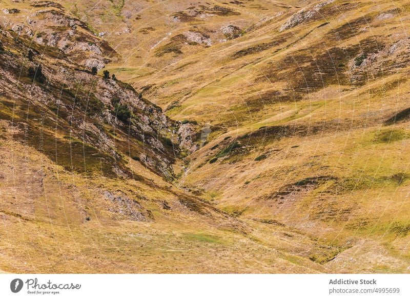 Malerisches Gebirgstal unter bewölktem blauem Himmel in Katalonien Berge u. Gebirge Landschaft Natur Tal Hochland Ambitus malerisch Berghang Kamm Blauer Himmel