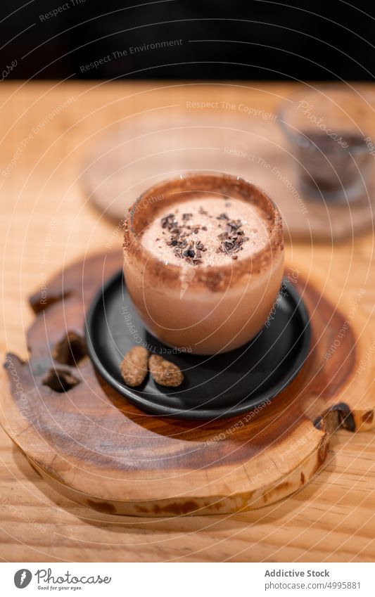 Becher mit Champurrado auf dem Tisch champurrado Heißgetränk Tasse Schokolade Tradition Kakao Platte hölzern Café Chiapas Mexiko dienen Getränk Küche