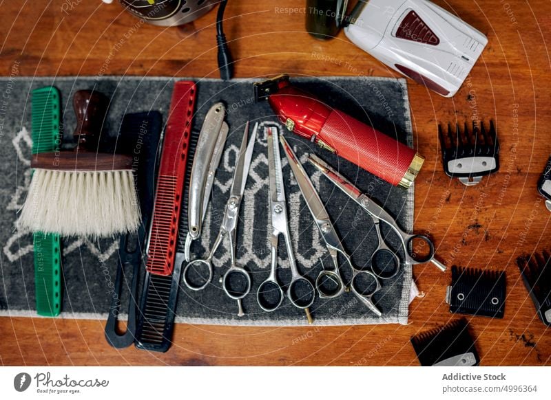 Satz von verschiedenen Werkzeugen im Friseursalon Kulisse Pflege Instrument Gerät Sammlung Tisch Salon professionell Kamm Schere Bürste Trimmer Rasierer gerade